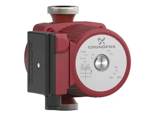 Umwälzpumpe von Grundfos in roter und schwarzer Ausführung mit zwei Anschlussgewinden. Bedienelement an der Seite zur Einstellung der Pumpenparameter sichtbar.